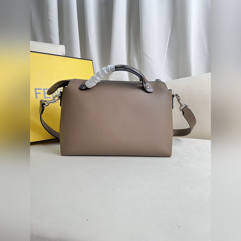 卡其色 BY THE WAY拉鍊開合波士頓手提包，雙手挽設(shè)計(jì)，綴以飾牌。內(nèi)部設(shè)有