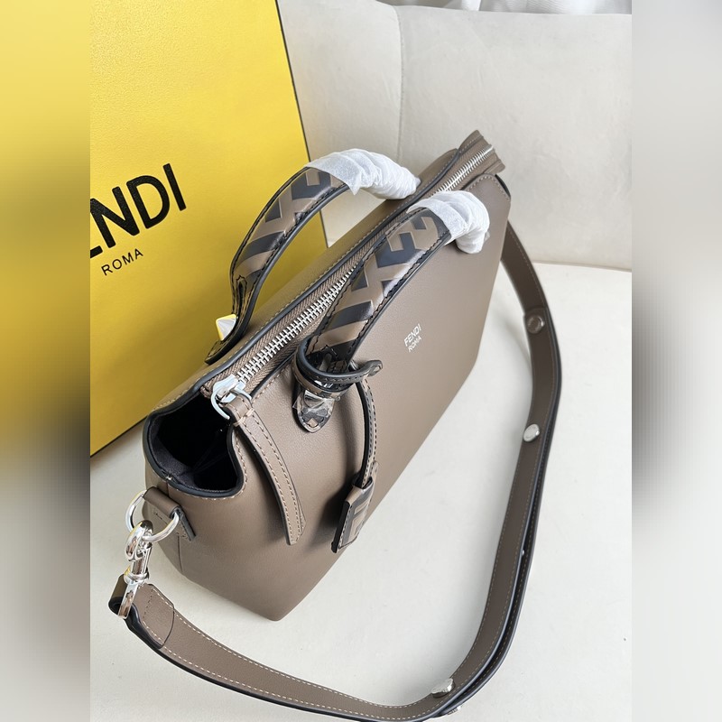 卡其色 BY THE WAY拉鍊開合波士頓手提包，雙手挽設(shè)計(jì)，綴以飾牌。內(nèi)部設(shè)有