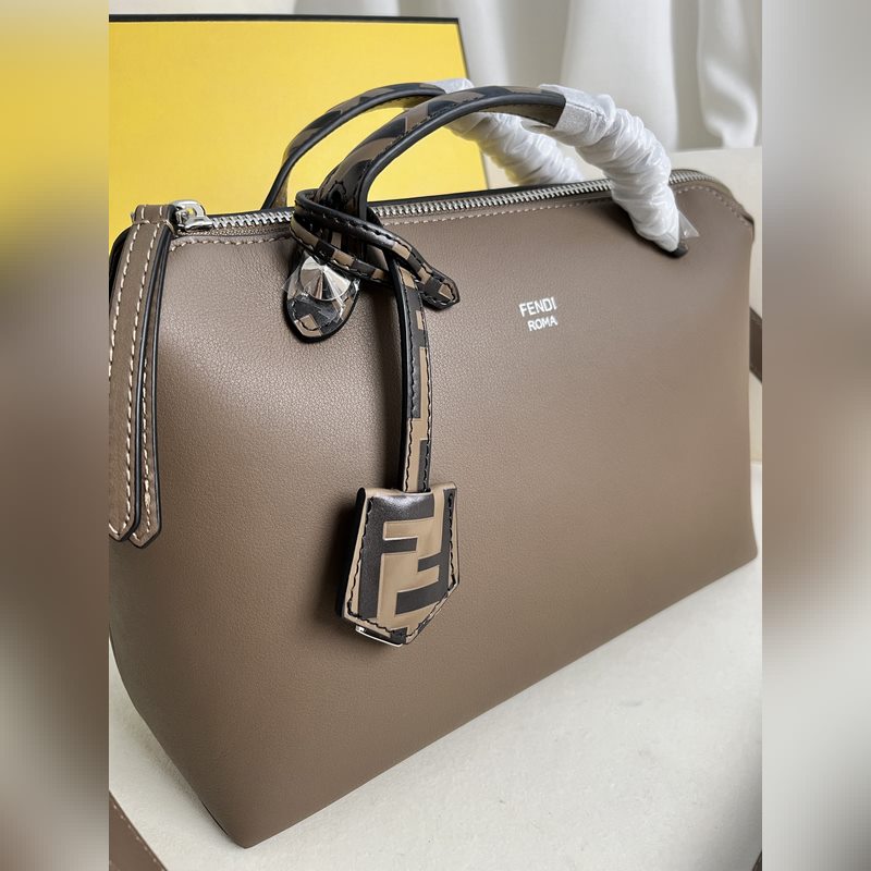 卡其色 BY THE WAY拉鍊開合波士頓手提包，雙手挽設(shè)計(jì)，綴以飾牌。內(nèi)部設(shè)有