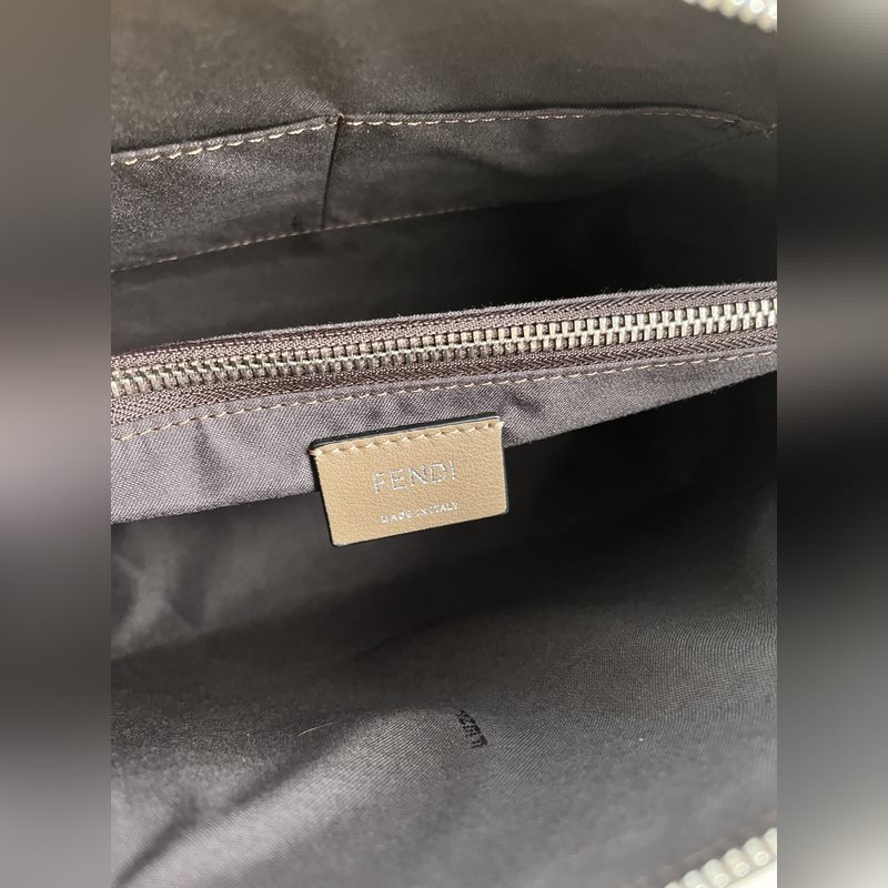 卡其色 BY THE WAY拉鍊開合波士頓手提包，雙手挽設(shè)計(jì)，綴以飾牌。內(nèi)部設(shè)有