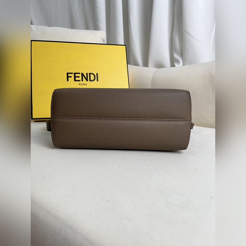 卡其色 BY THE WAY拉鍊開合波士頓手提包，雙手挽設(shè)計(jì)，綴以飾牌。內(nèi)部設(shè)有