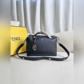 黑色 BY THE WAY拉鍊開合波士頓手提包，雙手挽設(shè)計，綴以飾牌。內(nèi)部設(shè)有雙