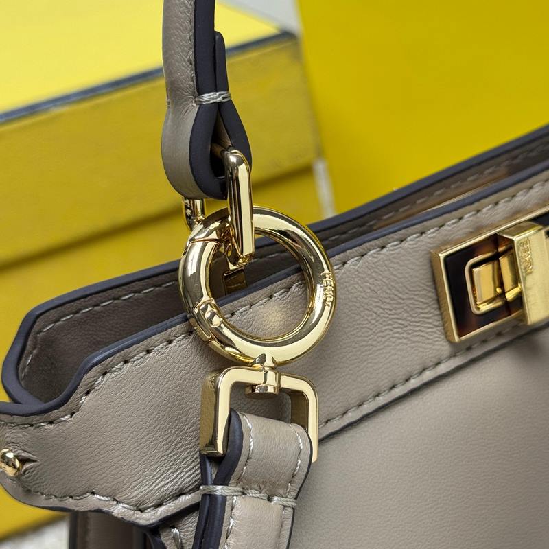 鴿子灰小號 Fendi Peekaboo ISeeU Petite 經典的包型隨