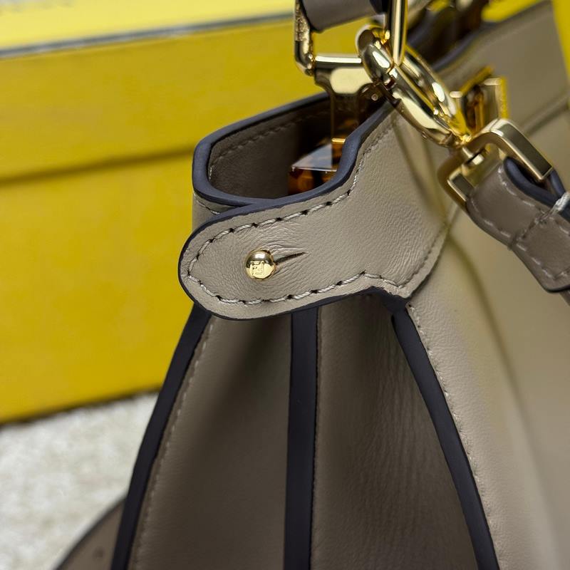 鴿子灰小號 Fendi Peekaboo ISeeU Petite 經典的包型隨