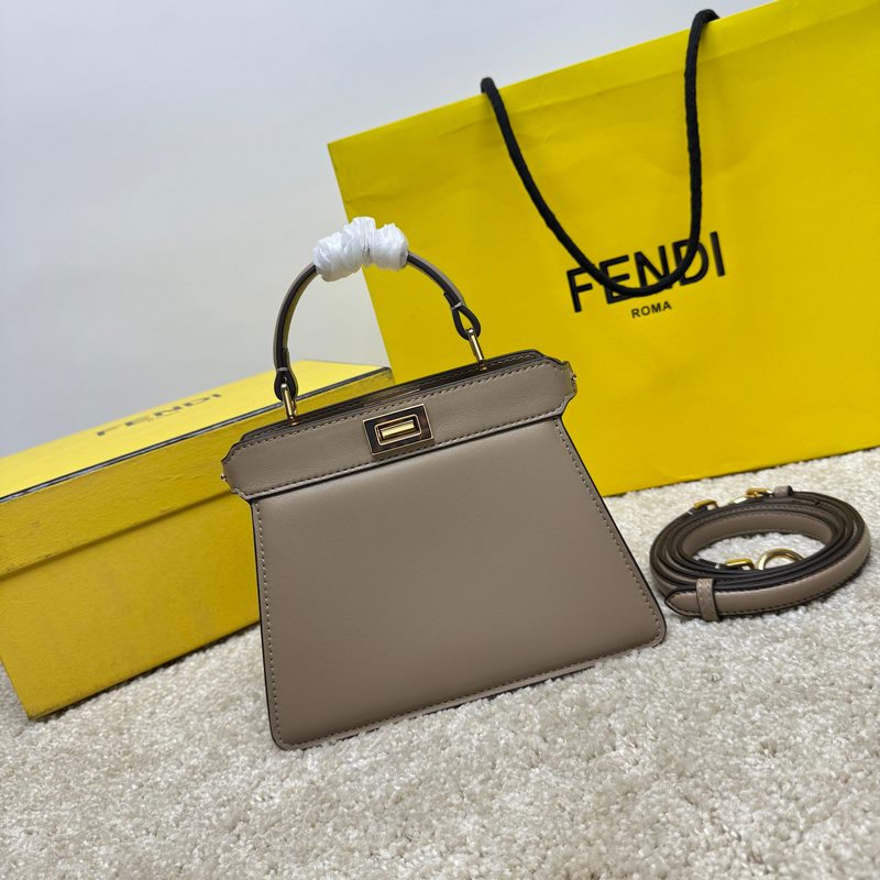 鴿子灰小號 Fendi Peekaboo ISeeU Petite 經典的包型隨