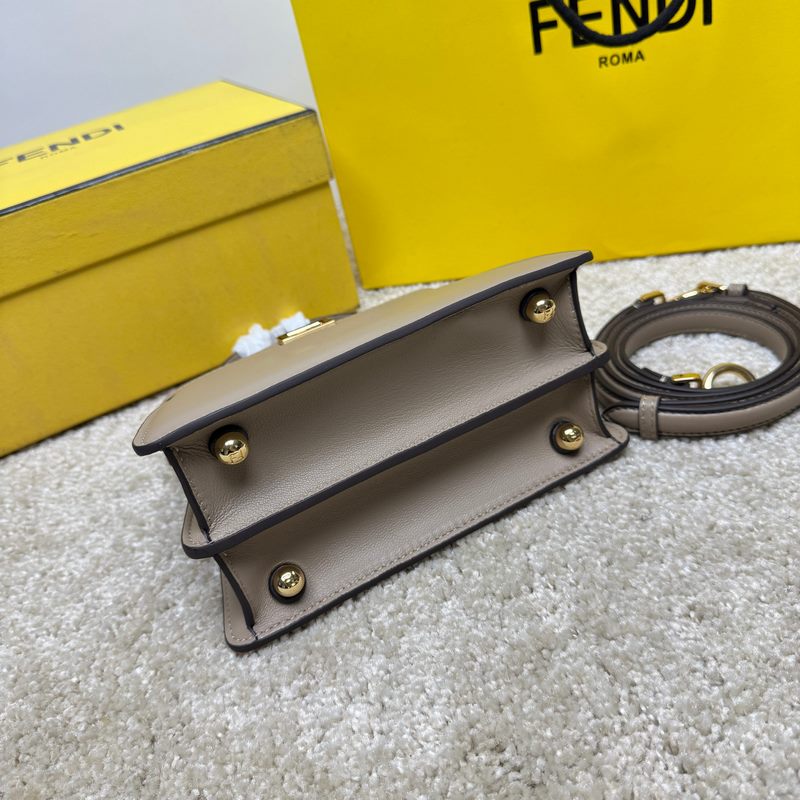 鴿子灰小號 Fendi Peekaboo ISeeU Petite 經典的包型隨