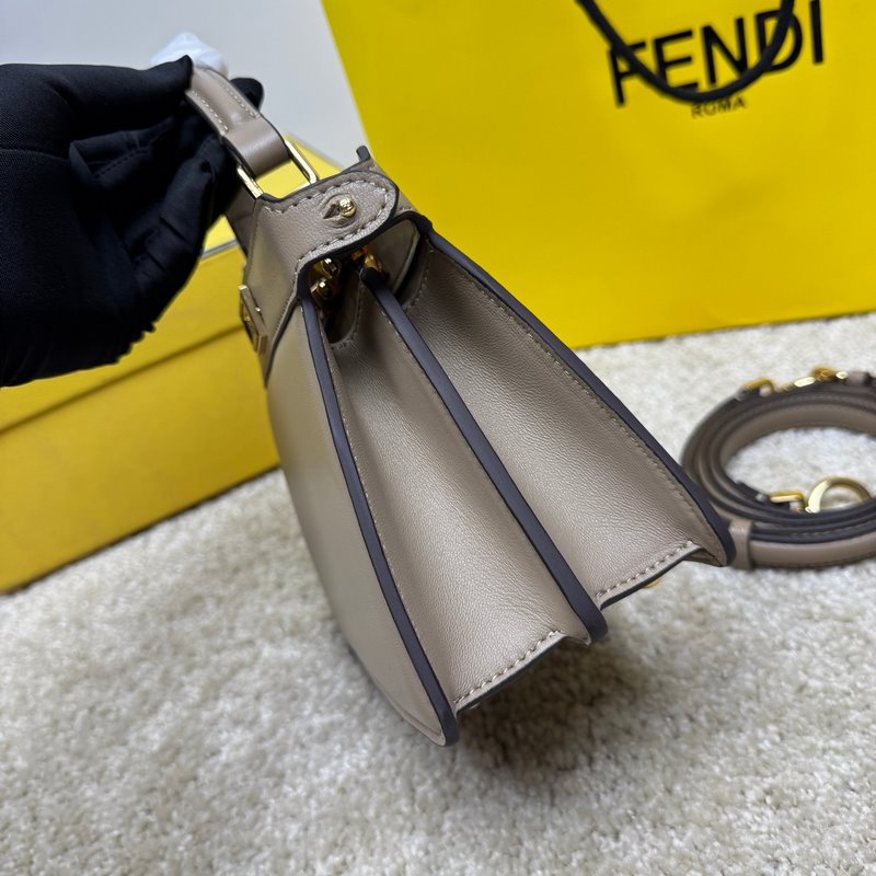 鴿子灰小號 Fendi Peekaboo ISeeU Petite 經典的包型隨