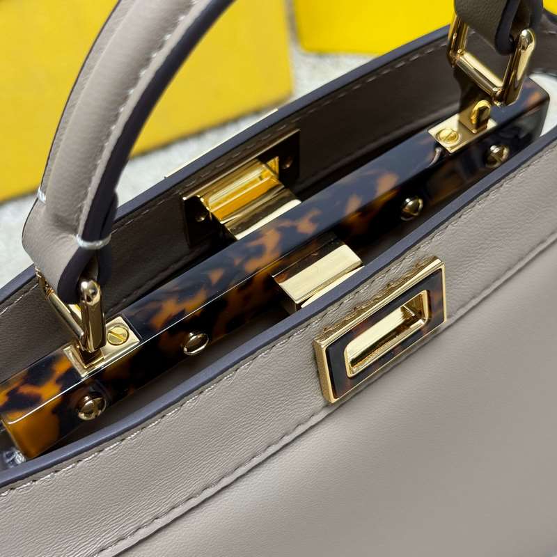 鴿子灰小號 Fendi Peekaboo ISeeU Petite 經典的包型隨