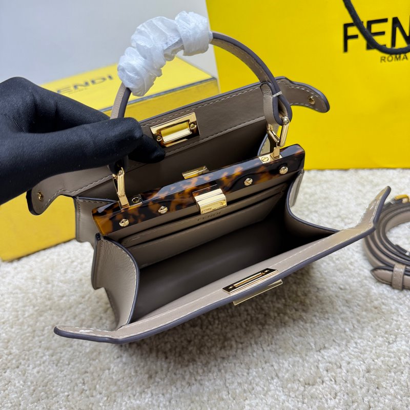 鴿子灰小號 Fendi Peekaboo ISeeU Petite 經典的包型隨