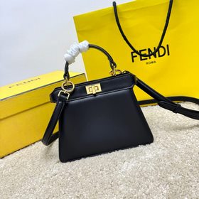 黑色小號 Fendi Peekaboo ISeeU Petite 經(jīng)典的包型隨著