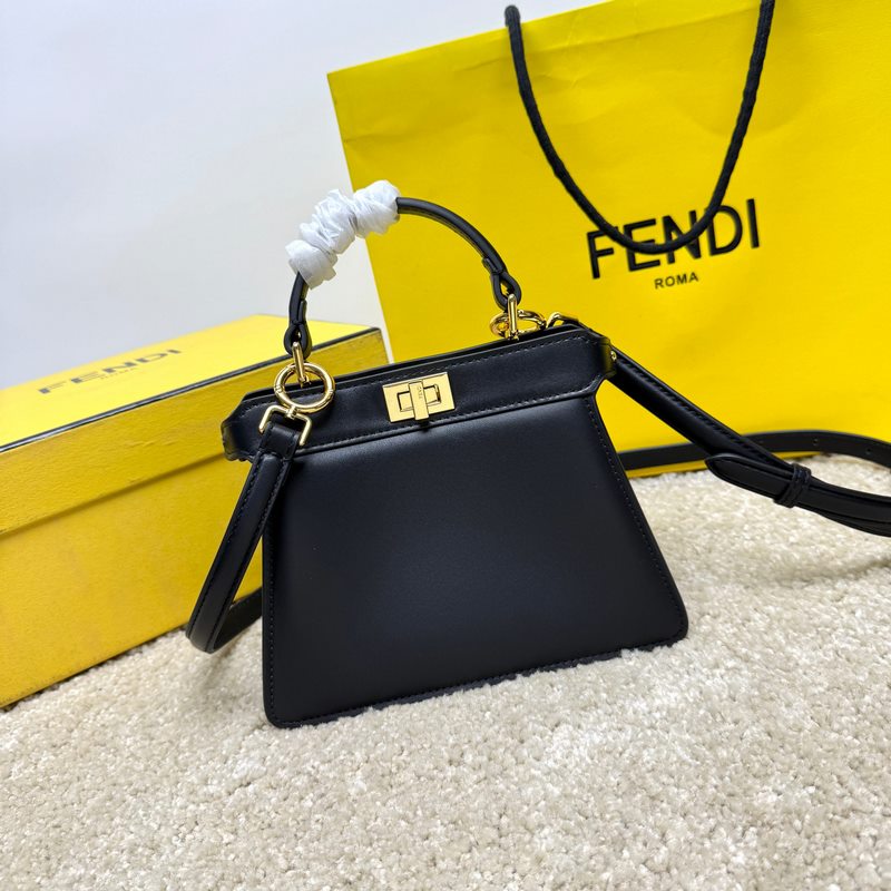 黑色小號 Fendi Peekaboo ISeeU Petite 經(jīng)典的包型隨著