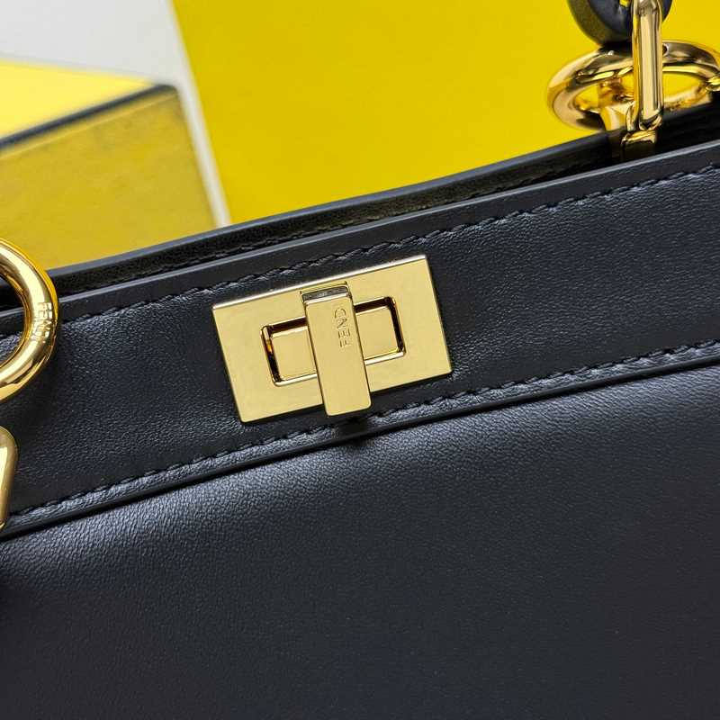 黑色小號 Fendi Peekaboo ISeeU Petite 經(jīng)典的包型隨著