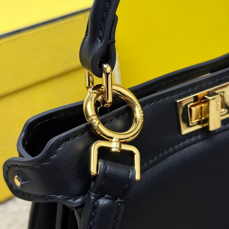 黑色小號 Fendi Peekaboo ISeeU Petite 經(jīng)典的包型隨著