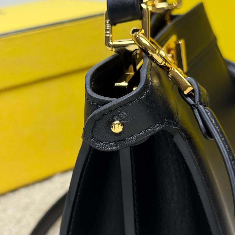 黑色小號 Fendi Peekaboo ISeeU Petite 經(jīng)典的包型隨著