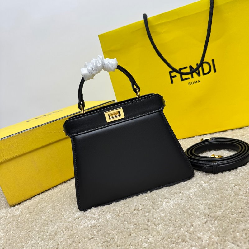 黑色小號 Fendi Peekaboo ISeeU Petite 經(jīng)典的包型隨著