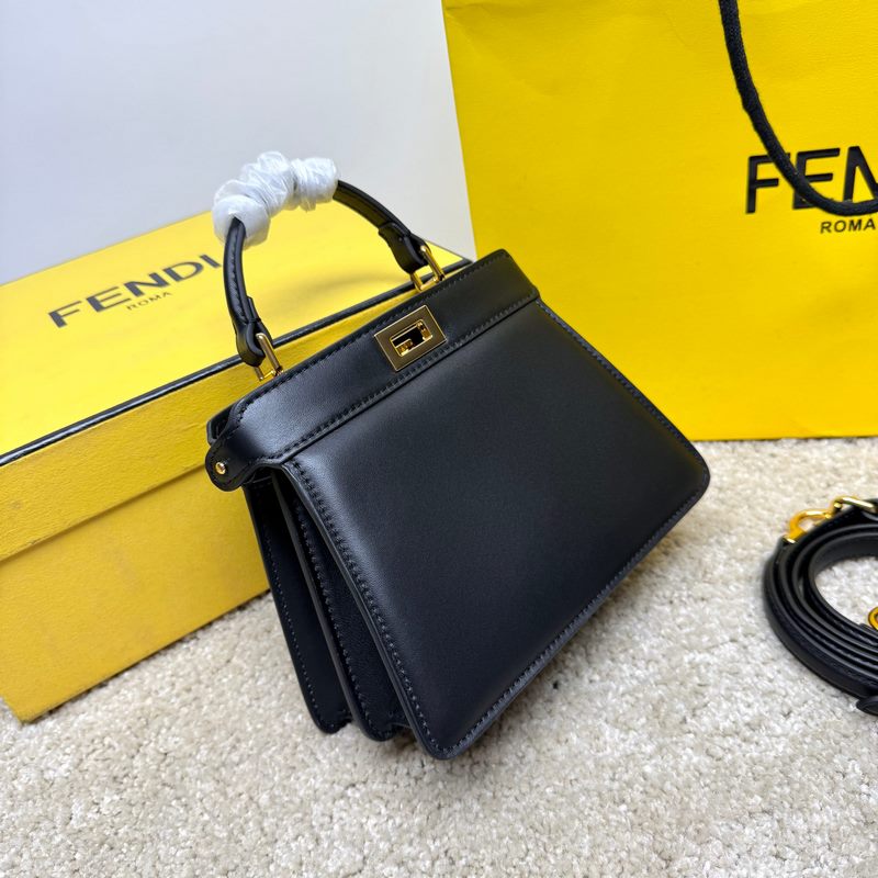 黑色小號 Fendi Peekaboo ISeeU Petite 經(jīng)典的包型隨著