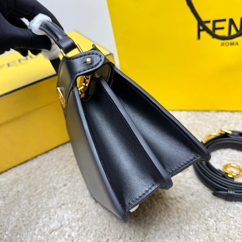 黑色小號 Fendi Peekaboo ISeeU Petite 經(jīng)典的包型隨著
