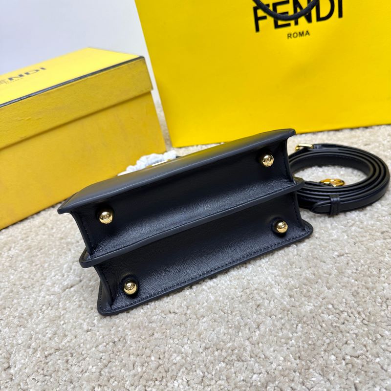 黑色小號 Fendi Peekaboo ISeeU Petite 經(jīng)典的包型隨著