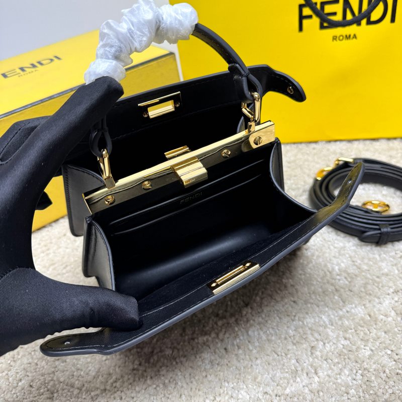 黑色小號 Fendi Peekaboo ISeeU Petite 經(jīng)典的包型隨著