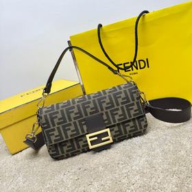 Baguette 新版法棍包來啦~ 長方形的包身搭配經(jīng)典雙F布料 LOGO以及配