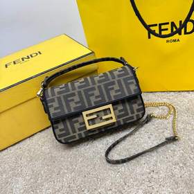 Fendi 標志性的Baguette中號手袋采用翻蓋設(shè)計 配有 FF 磁扣，內(nèi)襯