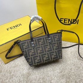 Roll迷你手袋購物袋，提花布料材質(zhì)，飾有標志性棕色FF圖案。飾以棕色皮革材質(zhì)，