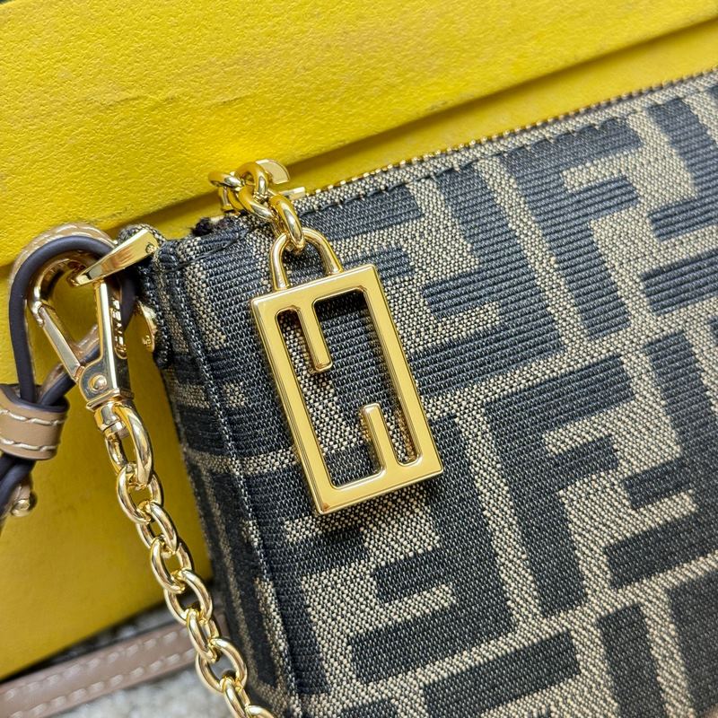 Baguette手拿包，配有可拆卸細(xì)鍊條，可手拿或腋下背攜。拉鍊開合，拉鍊頭飾有