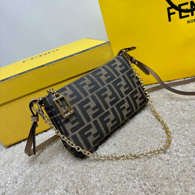 Baguette手拿包，配有可拆卸細(xì)鍊條，可手拿或腋下背攜。拉鍊開合，拉鍊頭飾有