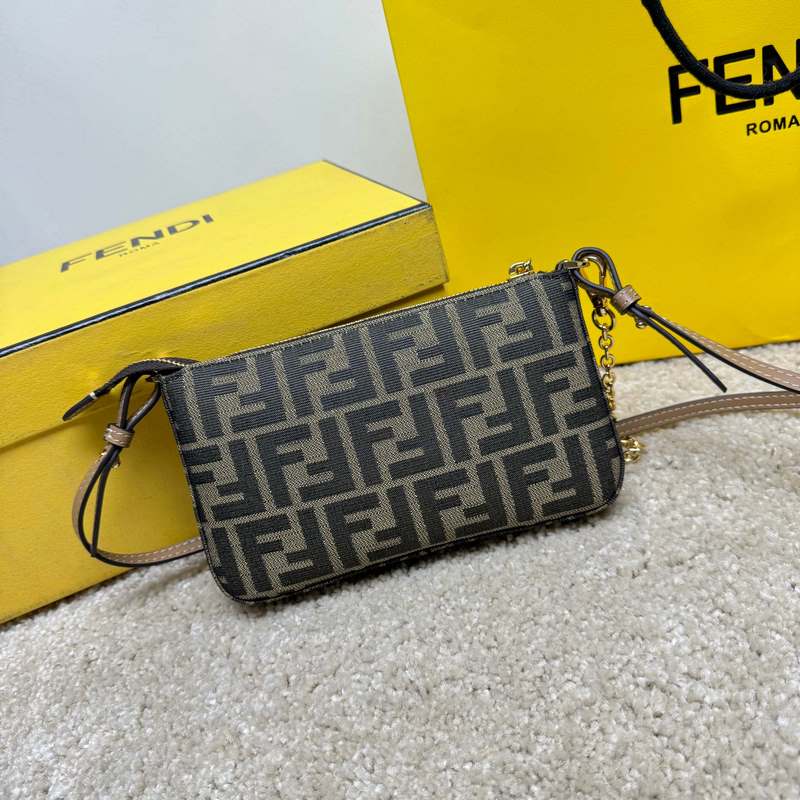 Baguette手拿包，配有可拆卸細(xì)鍊條，可手拿或腋下背攜。拉鍊開合，拉鍊頭飾有