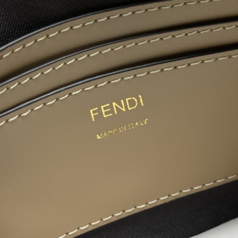 Baguette手拿包，配有可拆卸細(xì)鍊條，可手拿或腋下背攜。拉鍊開合，拉鍊頭飾有