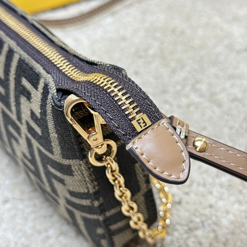 Baguette手拿包，配有可拆卸細(xì)鍊條，可手拿或腋下背攜。拉鍊開合，拉鍊頭飾有