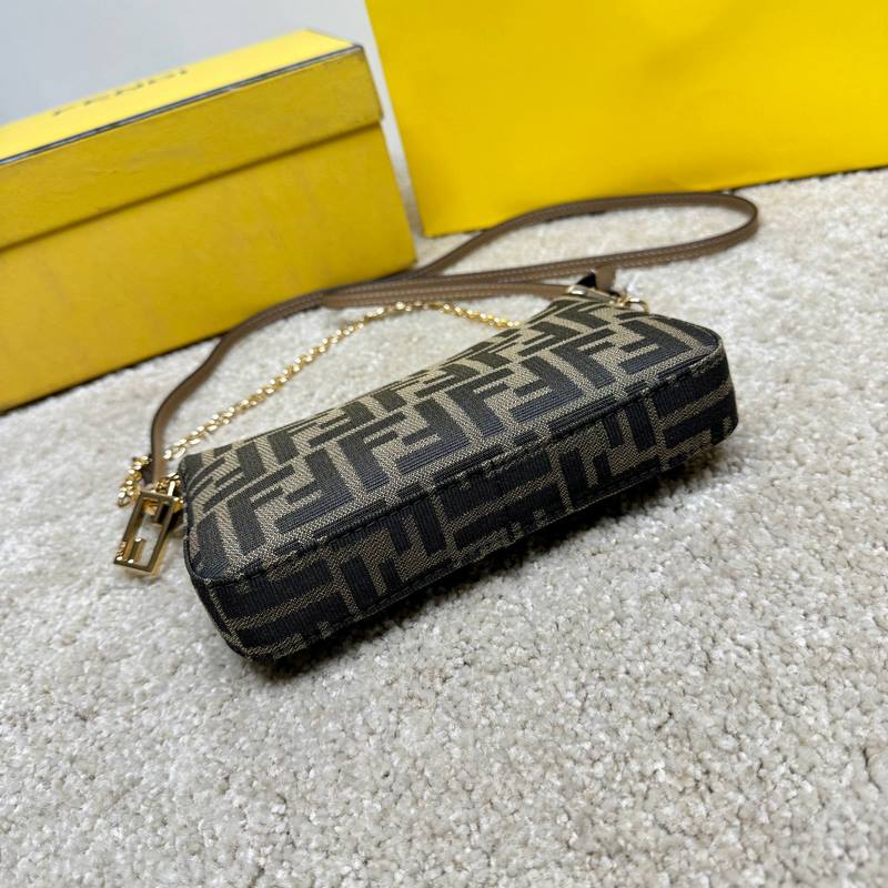 Baguette手拿包，配有可拆卸細(xì)鍊條，可手拿或腋下背攜。拉鍊開合，拉鍊頭飾有