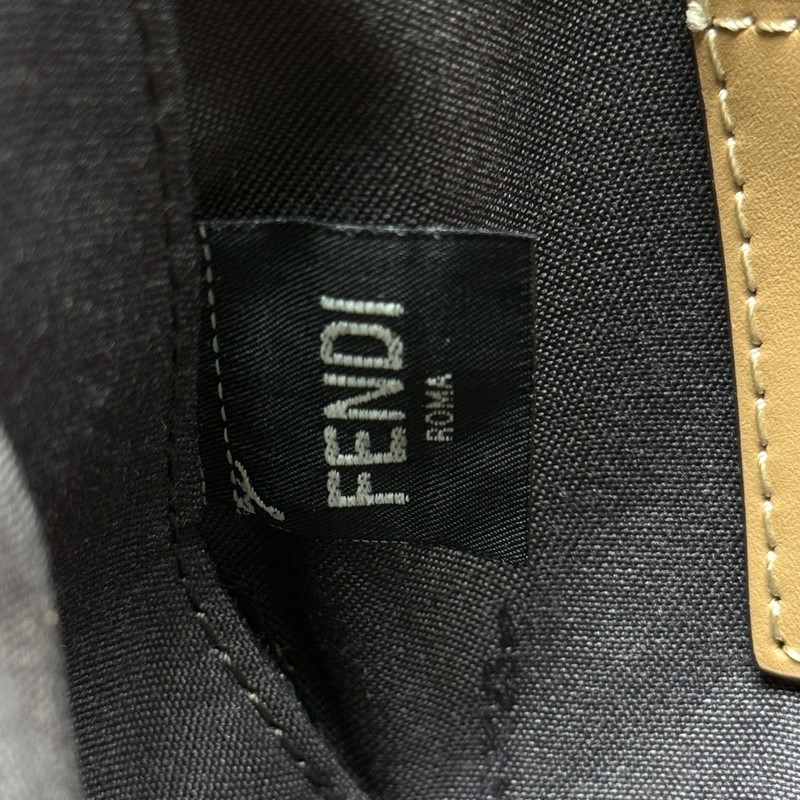 Baguette手拿包，配有可拆卸細(xì)鍊條，可手拿或腋下背攜。拉鍊開合，拉鍊頭飾有