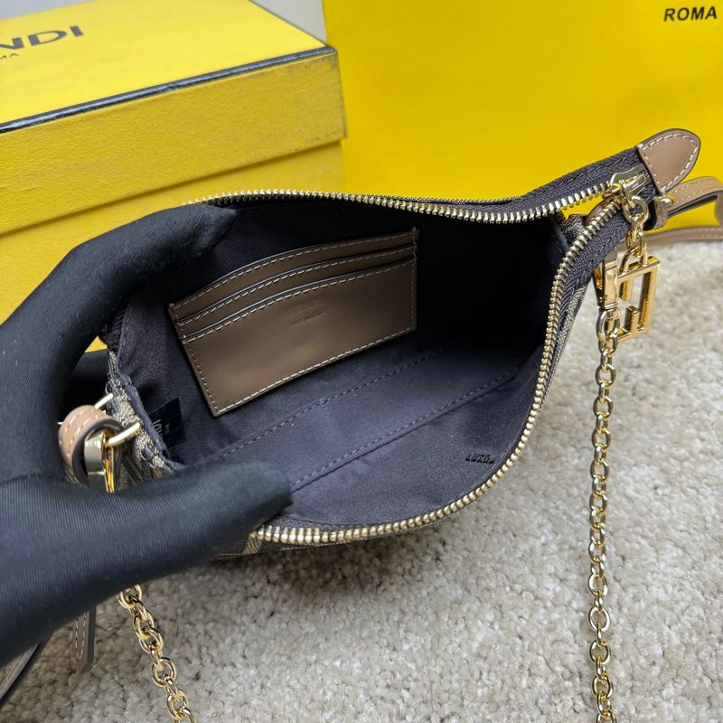 Baguette手拿包，配有可拆卸細(xì)鍊條，可手拿或腋下背攜。拉鍊開合，拉鍊頭飾有