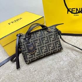 標志性迷你By The Way Soft手袋，在2026-25秋冬時裝秀中經(jīng)過再