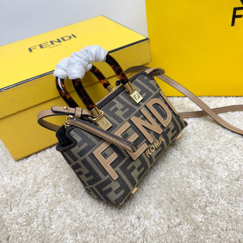 全新Mini ByThe Way迷你包 包包擁有純淨簡約廓形的ByTheWav結