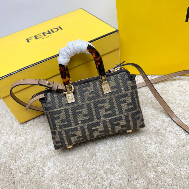 全新Mini ByThe Way迷你包 包包擁有純淨簡約廓形的ByTheWav結