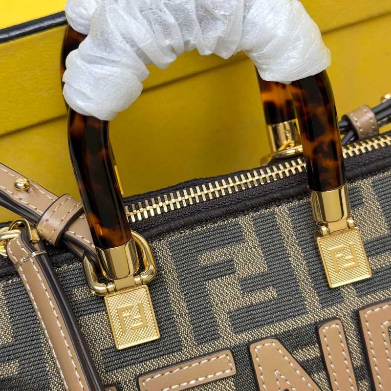 全新Mini ByThe Way迷你包 包包擁有純淨簡約廓形的ByTheWav結