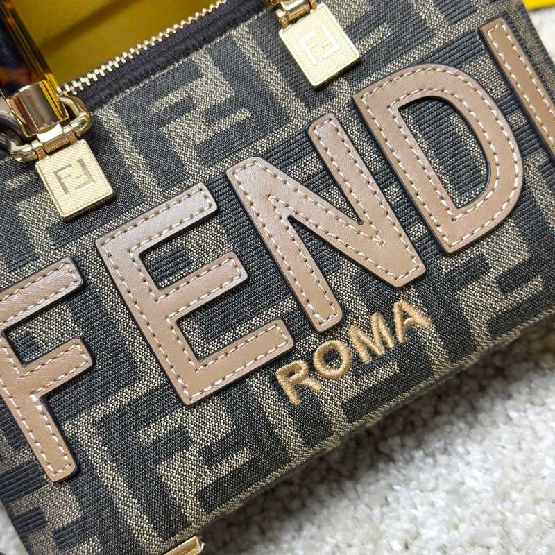 全新Mini ByThe Way迷你包 包包擁有純淨簡約廓形的ByTheWav結