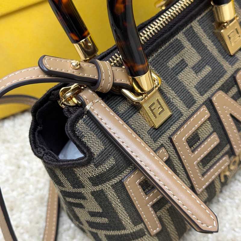 全新Mini ByThe Way迷你包 包包擁有純淨簡約廓形的ByTheWav結