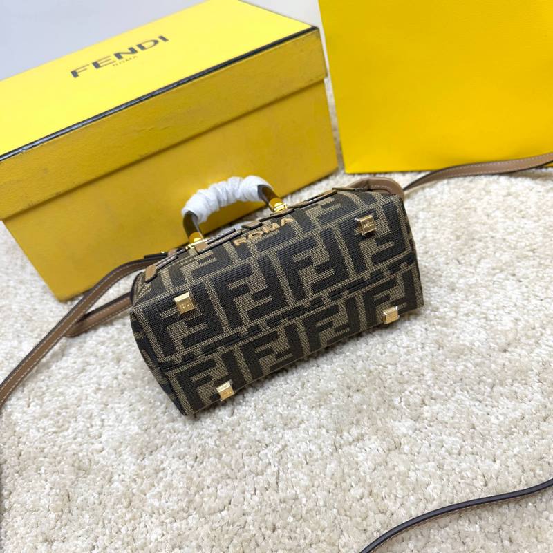 全新Mini ByThe Way迷你包 包包擁有純淨簡約廓形的ByTheWav結