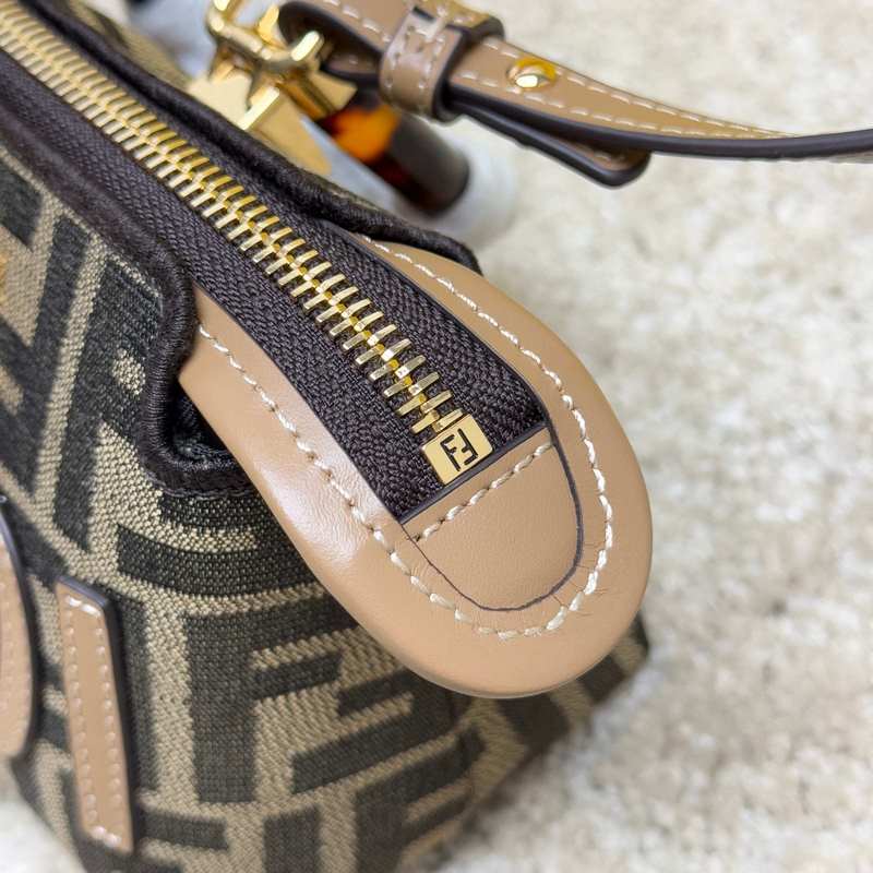 全新Mini ByThe Way迷你包 包包擁有純淨簡約廓形的ByTheWav結