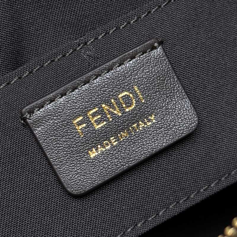 全新Mini ByThe Way迷你包 包包擁有純淨簡約廓形的ByTheWav結