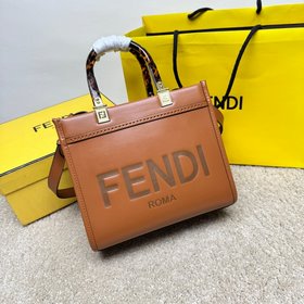 小號 Sunshine小號手提袋， 棕色皮革材質(zhì)，飾有燙印 FENDI ROMA
