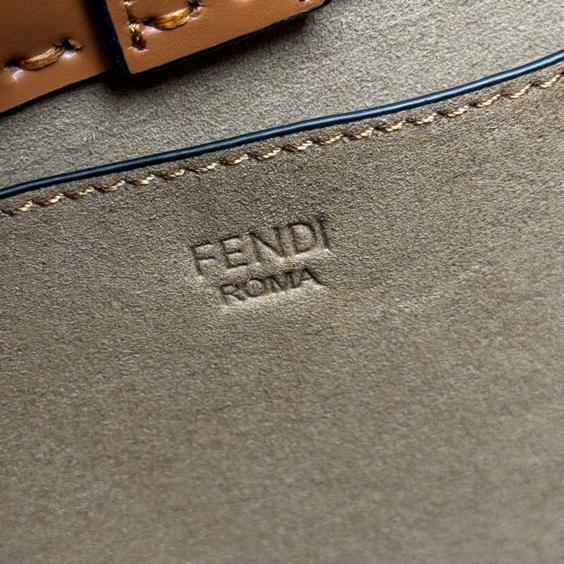 小號(hào) Sunshine小號(hào)手提袋， 棕色皮革材質(zhì)，飾有燙印 FENDI ROMA