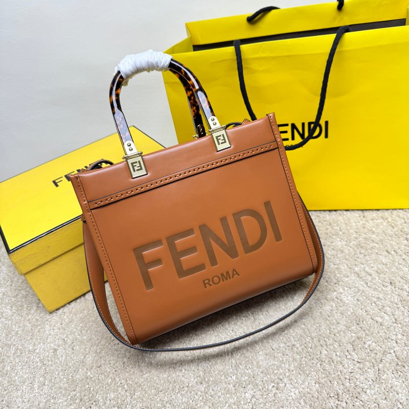 小號(hào) Sunshine小號(hào)手提袋， 棕色皮革材質(zhì)，飾有燙印 FENDI ROMA