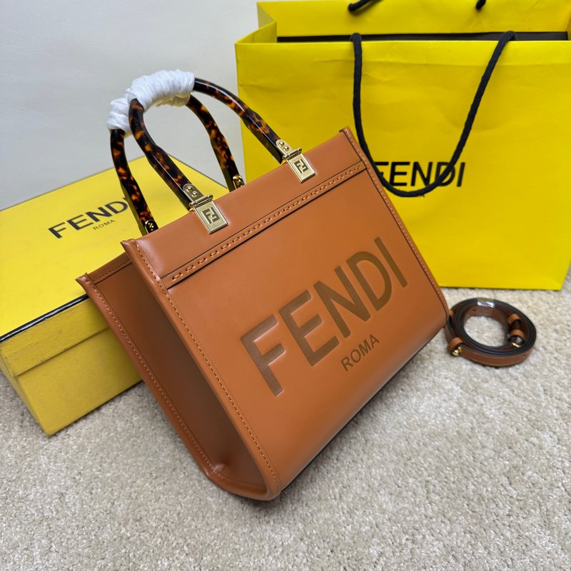 小號(hào) Sunshine小號(hào)手提袋， 棕色皮革材質(zhì)，飾有燙印 FENDI ROMA
