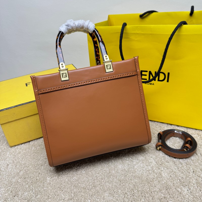 小號(hào) Sunshine小號(hào)手提袋， 棕色皮革材質(zhì)，飾有燙印 FENDI ROMA