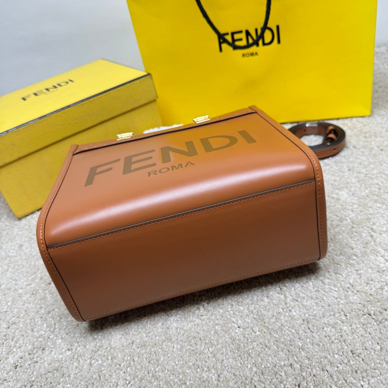 小號(hào) Sunshine小號(hào)手提袋， 棕色皮革材質(zhì)，飾有燙印 FENDI ROMA