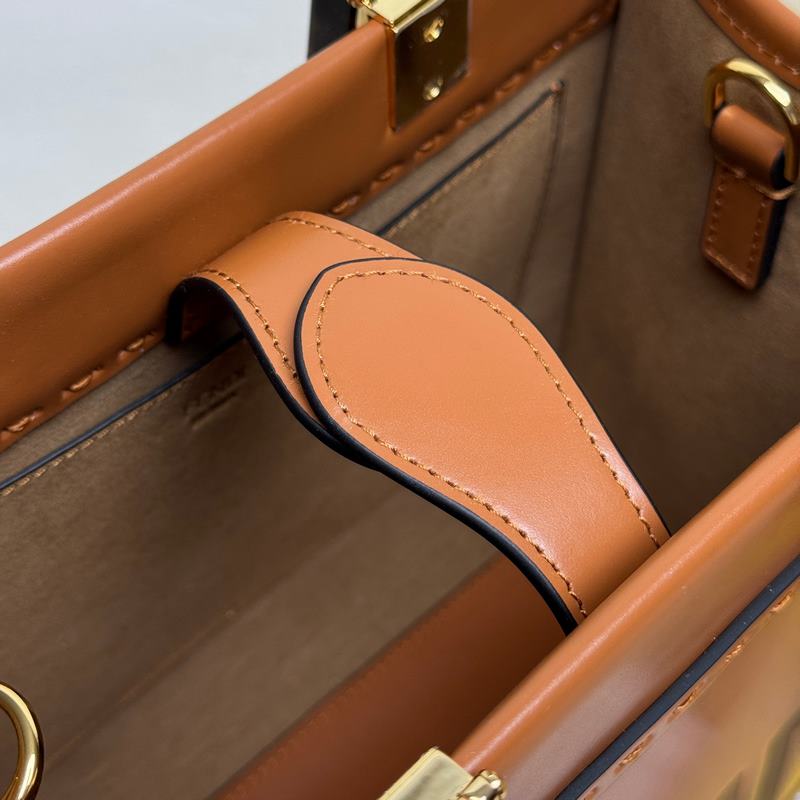 小號(hào) Sunshine小號(hào)手提袋， 棕色皮革材質(zhì)，飾有燙印 FENDI ROMA